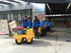 福瑞得機(jī)械手扶雙輪壓路機(jī)，二次結(jié)構(gòu)澆筑泵及時包貨
